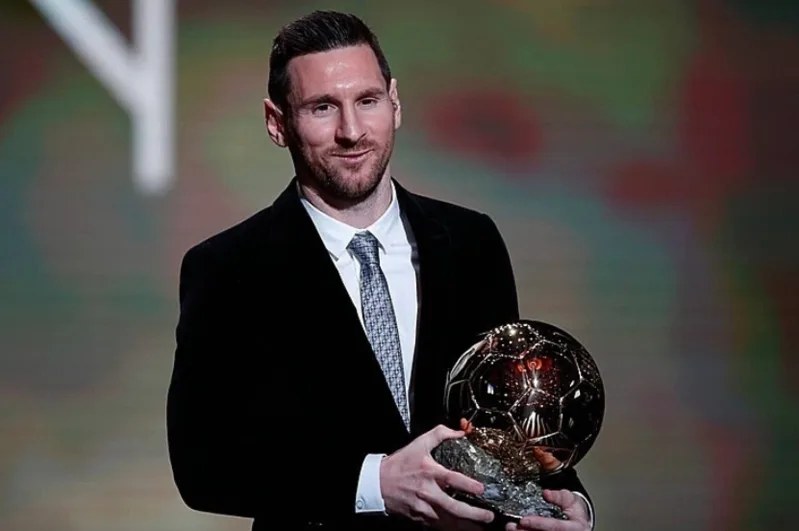 Năm 2019, Lionel Messi giành Quả Bóng Vàng thứ sáu trong cuộc đua sít sao với Virgil van Dijk, qua đó lần đầu vượt Cristiano Ronaldo về tổng số danh hiệu.