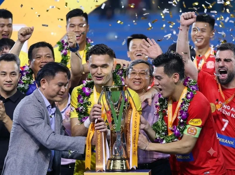 Phong độ ổn định giúp Lê Giang Patrik tạo dấu ấn bằng các thành tích cá nhân và danh hiệu ở cấp câu lạc bộ.