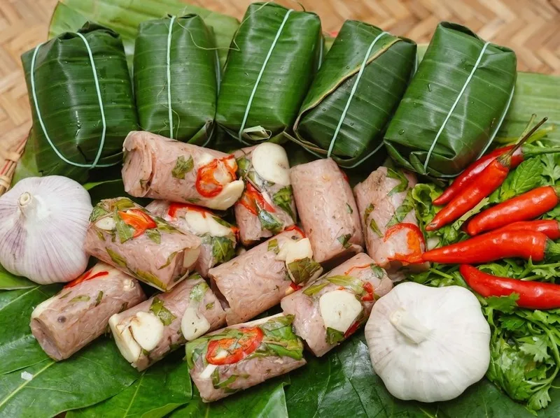 Nem chua và chả tôm Thanh Hóa là hai món đặc sản quen thuộc, gây ấn tượng bởi vị chua nhẹ, thơm tỏi và hương vị đậm đà riêng biệt.