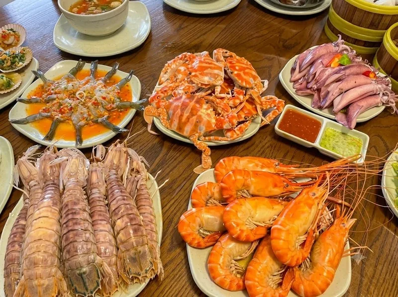 Các món hải sản tươi ngon từ vùng biển xứ Thanh mang đến trải nghiệm ẩm thực Thanh Hóa với vị ngọt tự nhiên và cách chế biến đa dạng.