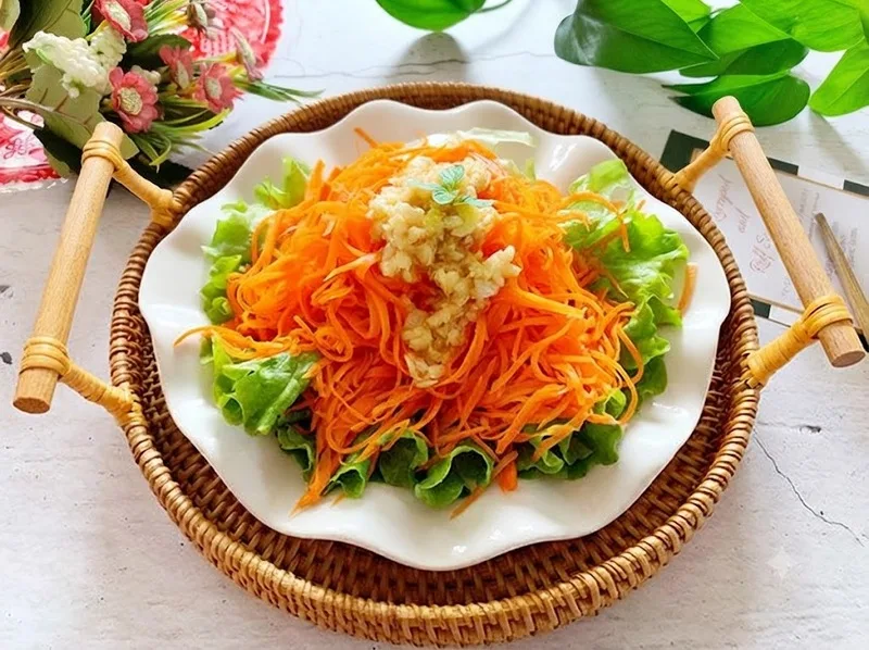 Cà rốt sống có thể dùng trong salad, cắt que ăn cùng hummus hoặc kết hợp với rau xanh để tạo bữa phụ tiện lợi.