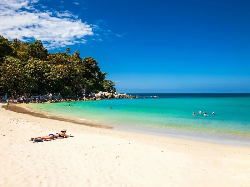 Kata Beach mang đến không gian nhẹ nhàng hơn với nước biển trong, bờ cát đẹp và nhiều khu nghỉ dưỡng thích hợp cho kỳ nghỉ thư giãn.