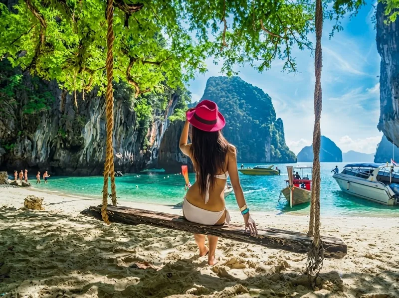 Chuẩn bị trước nơi lưu trú, phương tiện di chuyển và một số vật dụng cần thiết sẽ giúp chuyến khám phá Phuket thuận tiện và thoải mái hơn.