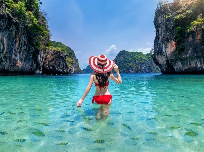 Phuket gây ấn tượng với biển xanh, bãi cát đẹp và nhịp sống du lịch sôi động đặc trưng của miền Nam Thái Lan.